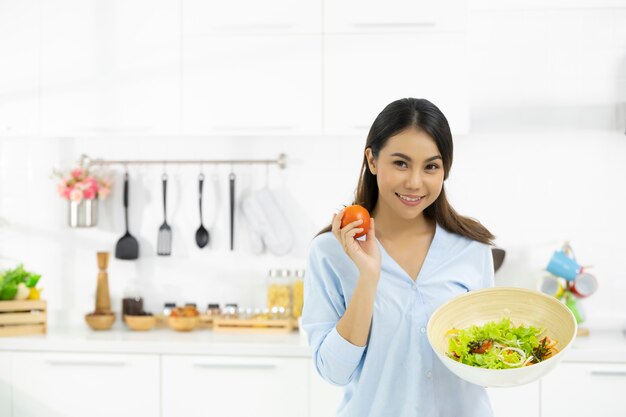 Het jonge vrouw koken in de keuken. Gezond eten