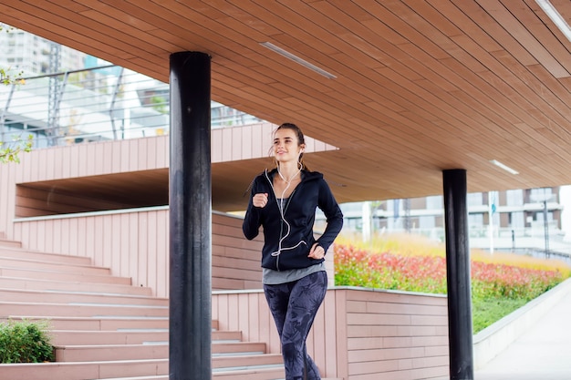 Het jonge vrouw lopen openlucht in stedelijk milieu