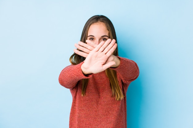 Het jonge vrouw stellen die een ontkenningsgebaar doen