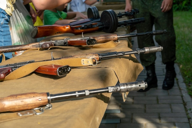 Het Kalashnikov-aanvalsgeweer staat op de stand op de vuurwapententoonstelling Maatregelen om de populariteit van de strijdkrachten en militaire dienst te vergroten