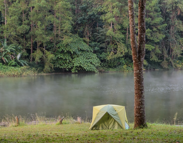 Het kamperen tenten dichtbij meer in Pang Oung in Mae Hong Son, Thailand