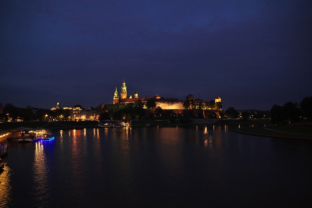 Het kasteel bij nacht in de stad van krakau van polen