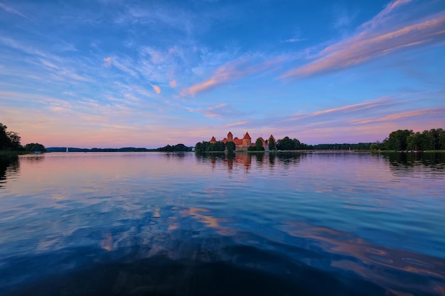 Het kasteel op het eiland Trakai in het meer Galve in Litouwen