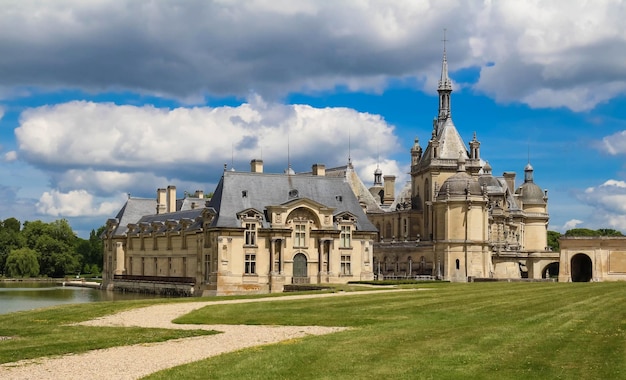 Het kasteel van Chantilly is historisch en architectonisch monument Frankrijk