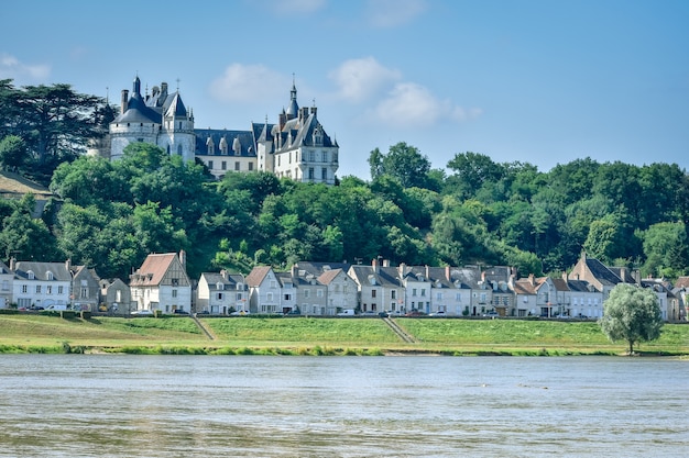 Het kasteel van Chaumont staat op een zomerdag boven de rivier de Loire in juli in het kasteel van Chaumont in Frankrijk