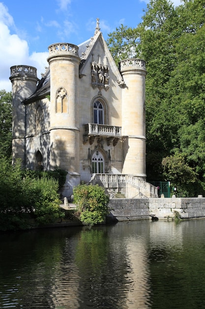 Het kasteel van de Witte Koningin aan de rand van de Commelles-vijvers
