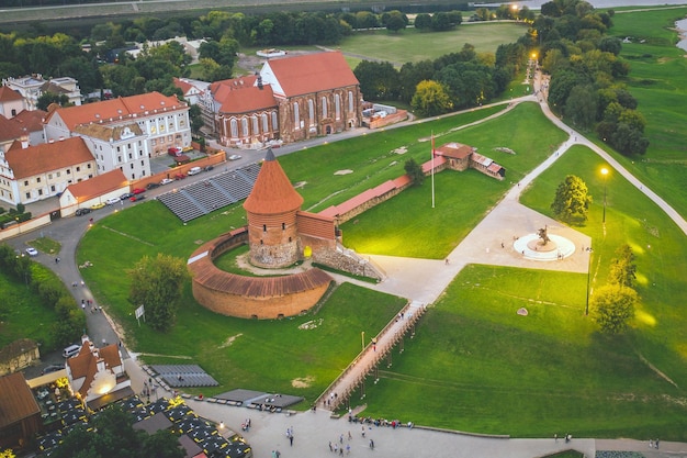 Het kasteel van Kaunas op het veld