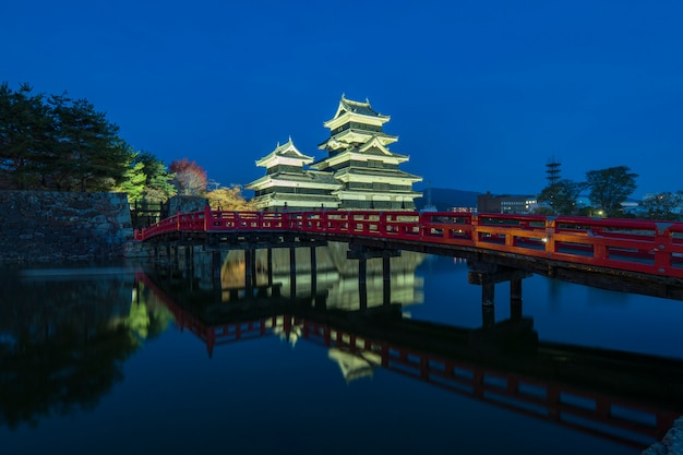 Het kasteel van Matsumoto met de rode brugnacht in Matsumoto, Japan