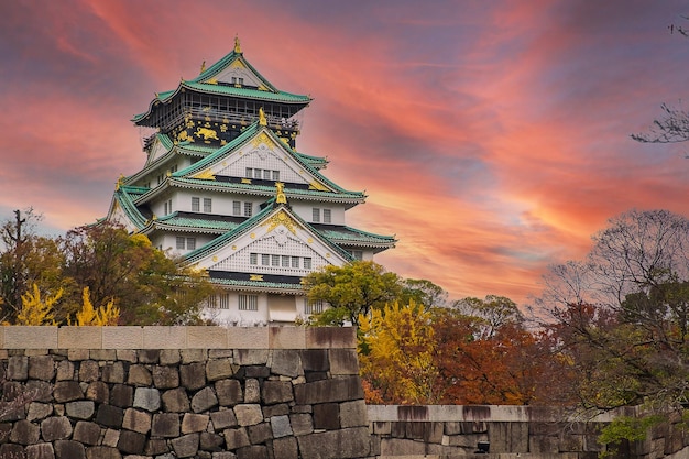 Het kasteel van osaka in het herfstgebladerteseizoen is een beroemd japans kasteeloriëntatiepunt en populair voor toeristische attracties in osaka kansai japan
