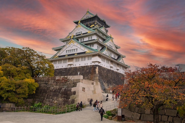 Het kasteel van Osaka in het herfstgebladerteseizoen is een beroemd Japans kasteeloriëntatiepunt en populair voor toeristische attracties Osaka Kansai Japan 28 november 2019