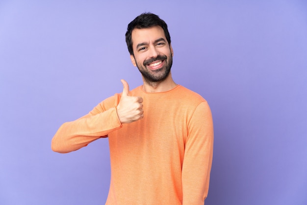 Het Kaukasische knappe mens geven duimen op gebaar