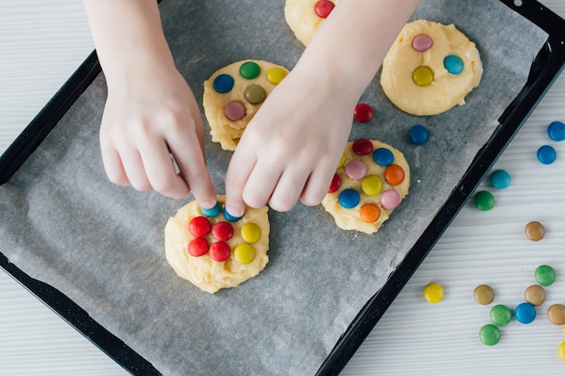 Het kind bereidt zelfgemaakte kerstkoekjes