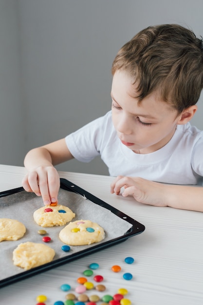 Het kind bereidt zelfgemaakte kerstkoekjes