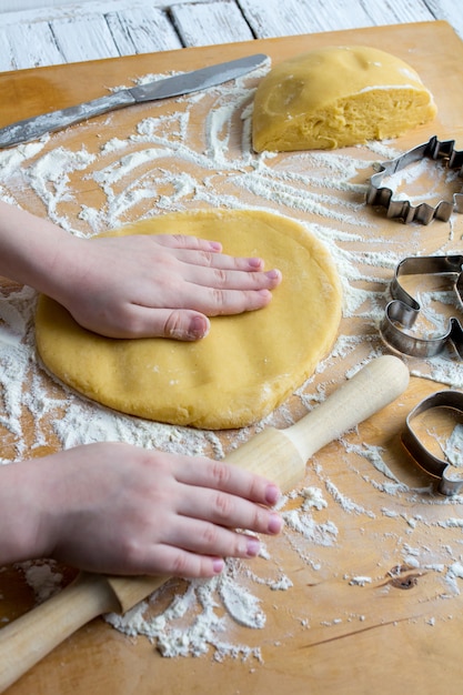 Het kind bereidt zelfgemaakte koekjes