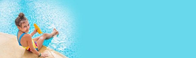 Het kind doet zonnebrandcrème op. Selectieve focus persoon.