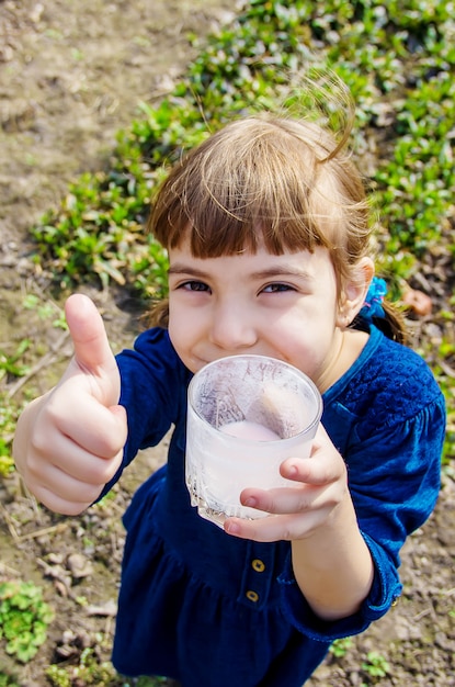 Het kind drinkt melk. Selectieve aandacht. Kinderen.