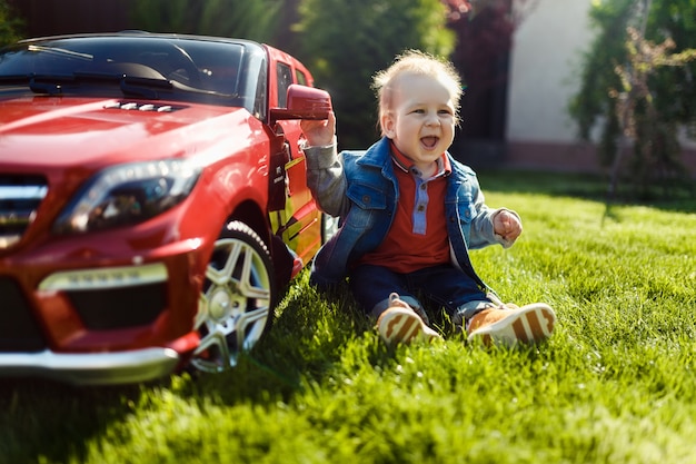 Het kind geniet van zijn speelgoedauto