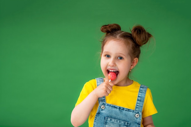 Het kind houdt weg het glimlachen van de Lolly het kijken, het stellen