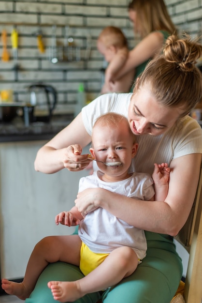 Foto het kind huilt en weigert melkpap te eten