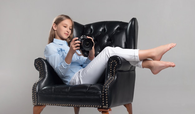 Het kind in de Studio poseert in modieuze kleding