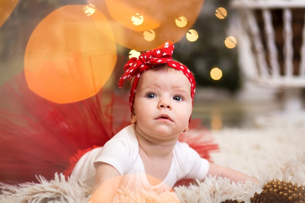 Het kind is opgewonden en klaar om Kerstmis te vieren