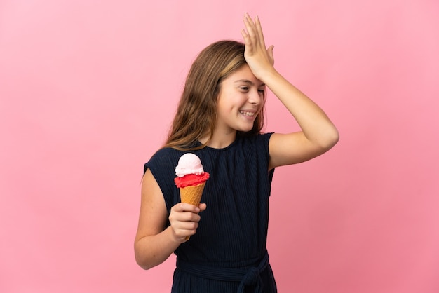 Het kind met een cornetroomijs over geïsoleerde roze achtergrond heeft iets gerealiseerd en de oplossing beoogd