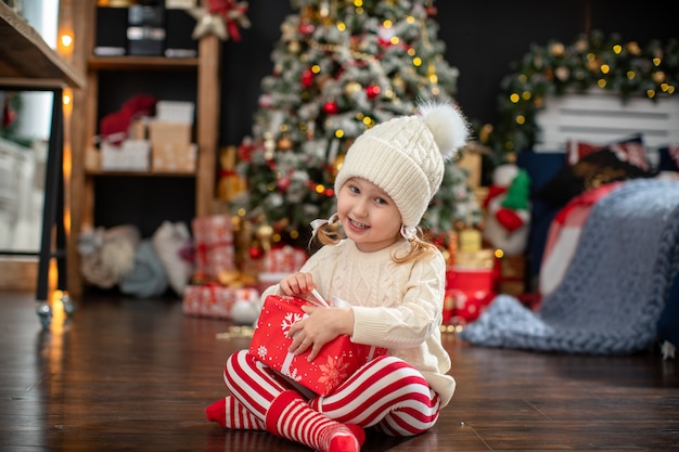 Foto het kind opent de geschenkdoos