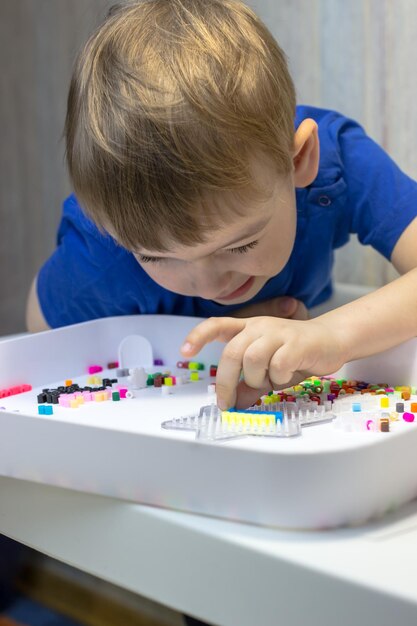 Foto het kind speelt enthousiast thermomozaïek jongen 4 jaar