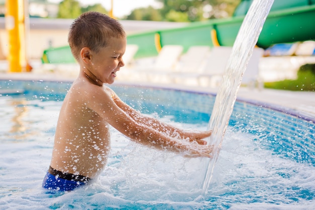 Het kind speelt in het kinderbad