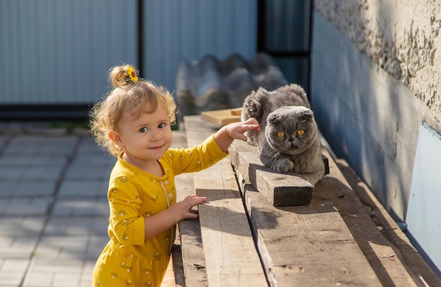 Het kind speelt met de kat selectieve focus