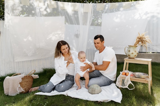 het kind speelt met zijn ouders in de tuin van het huis Wasserij