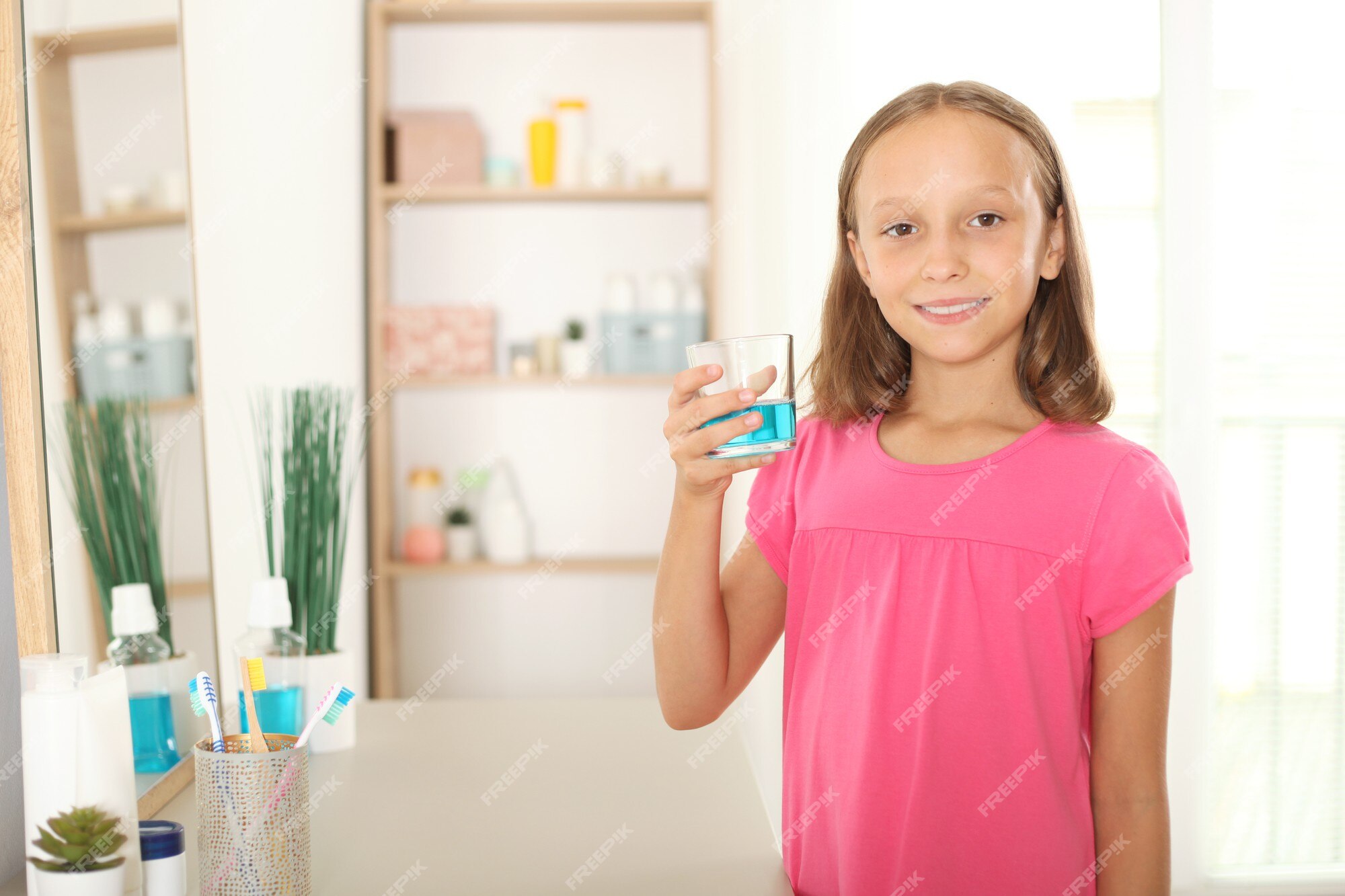 Het kind spoelt de mond mondwater mondgezondheid bij kinderen | Premium Foto