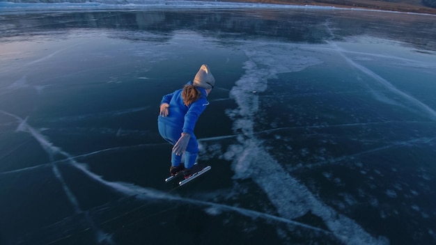 Het kind traint op ijs professioneel schaatsen Het meisje schaatst in de winter in sportkleding sportbril pak Outdoor slow motion