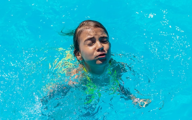 Het kind verdrinkt in het water. Selectieve aandacht.