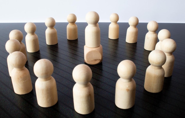 Het kind was verdwaald in de menigte een menigte houten figuren van mensen omringen een verloren kind