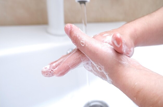 Het kind wast zijn handen handhygiëne