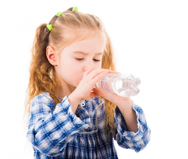 Het kindmeisje drinkt mineraalwater van fles