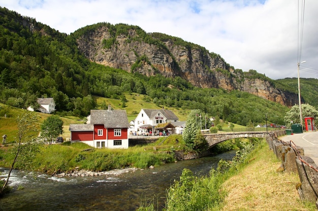 Het kleine dorpje dichtbij de Steinsdalsfossen-waterval in Noorwegen, Scandinavië