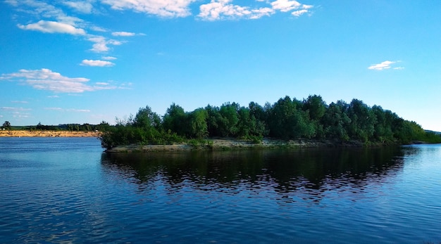 het kleine eiland in de rivier