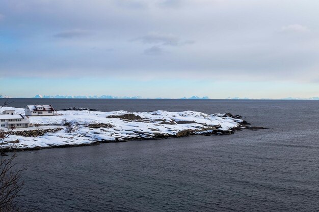 Foto het kleine eiland ligt in het midden van de zee op de lofoten-eilanden