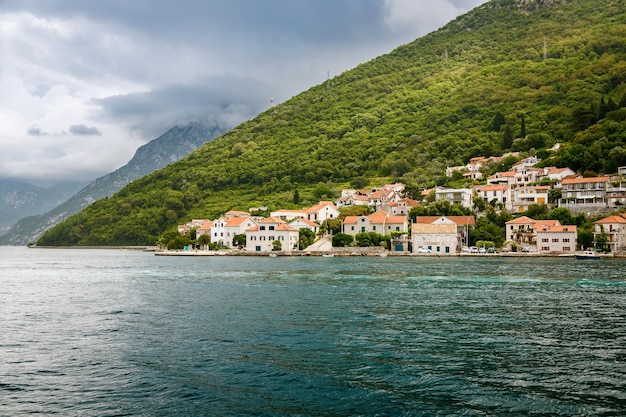 Foto het kleine lepetani-dorp in montenegro