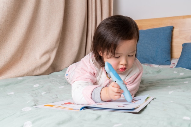 Het kleine meisje las in bed