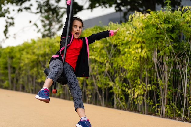 Het kleine meisje op het bungeejumpen voor kinderen buiten.