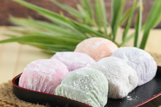 Het kleurrijke mochi Japanse dessert op houten tafel