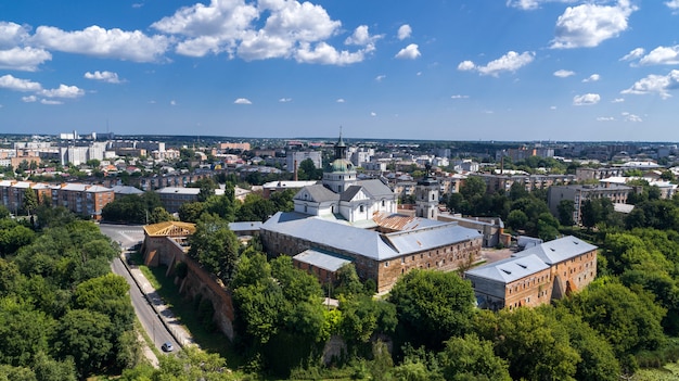 Foto het klooster van de blote karmelieten in berdichev op zonnige dag luchtfoto.