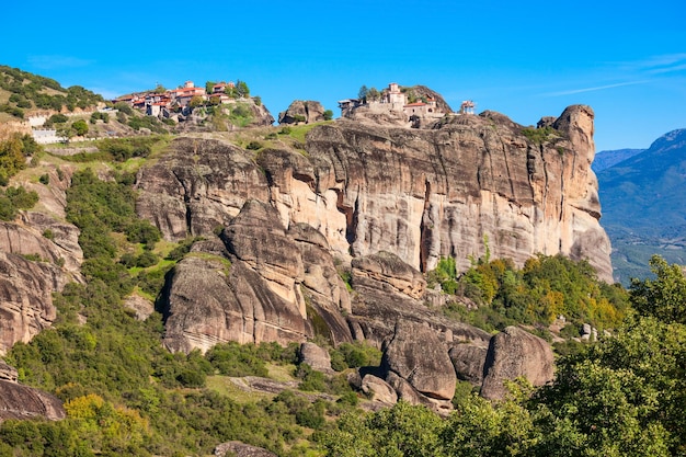 Het klooster van grote meteoron en het klooster van varlaam bij de meteora. meteora is een van de grootste en meest steil gebouwde complexen van oosters-orthodoxe kloosters in griekenland.