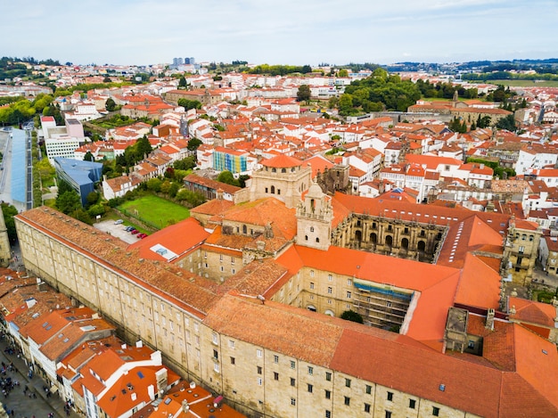 Het klooster van San Martino Pinario (Mosteiro de San Martin Pinario) luchtfoto panoramisch uitzicht in Santiago de Compostela stad in Galicië, Spanje