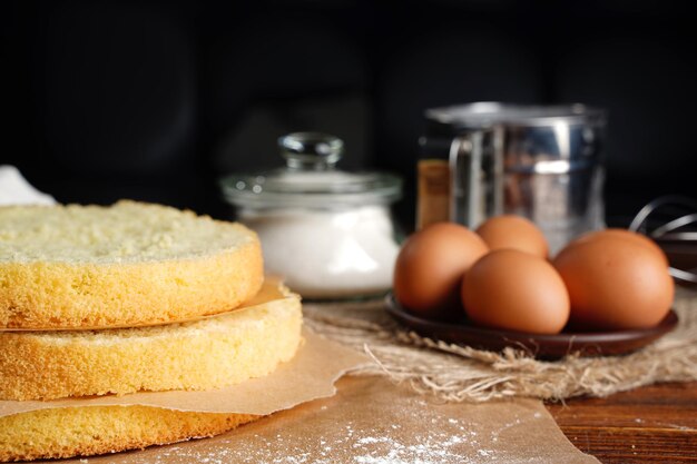 Het koekje in laagjes snijden om thuis in de keuken biscuit te snijden