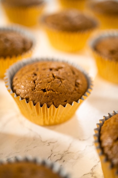 Het koelen van versgebakken peperkoek cupcakes op een aanrecht.