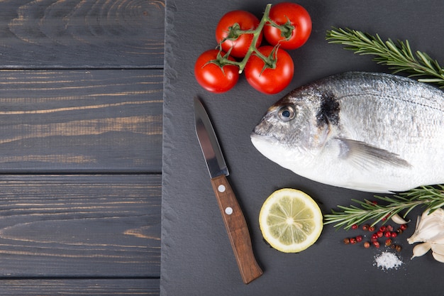 Het koken en de ingrediënten van rauwe vissendorado.